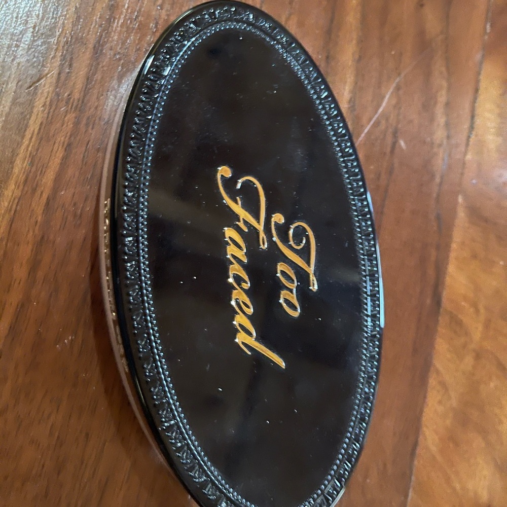 Too faced turn up the light highlighter palette